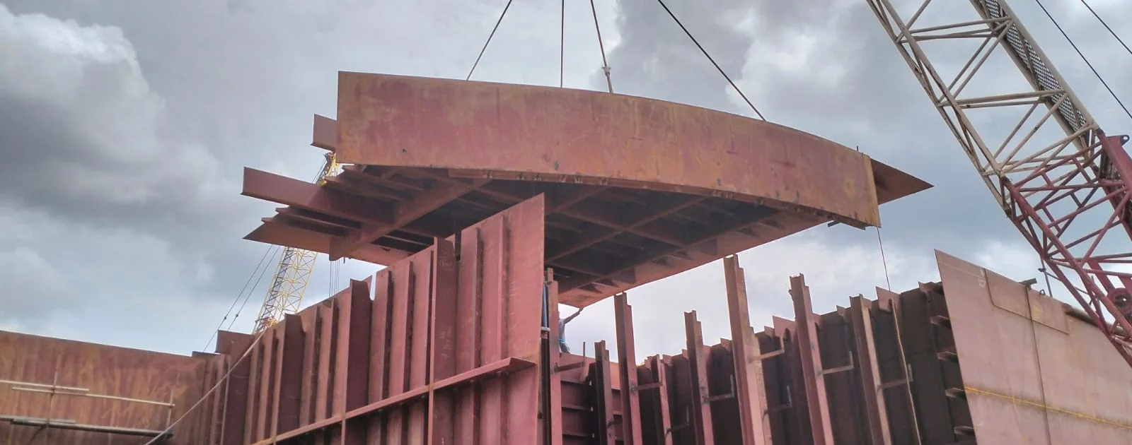 Steel block crane lift