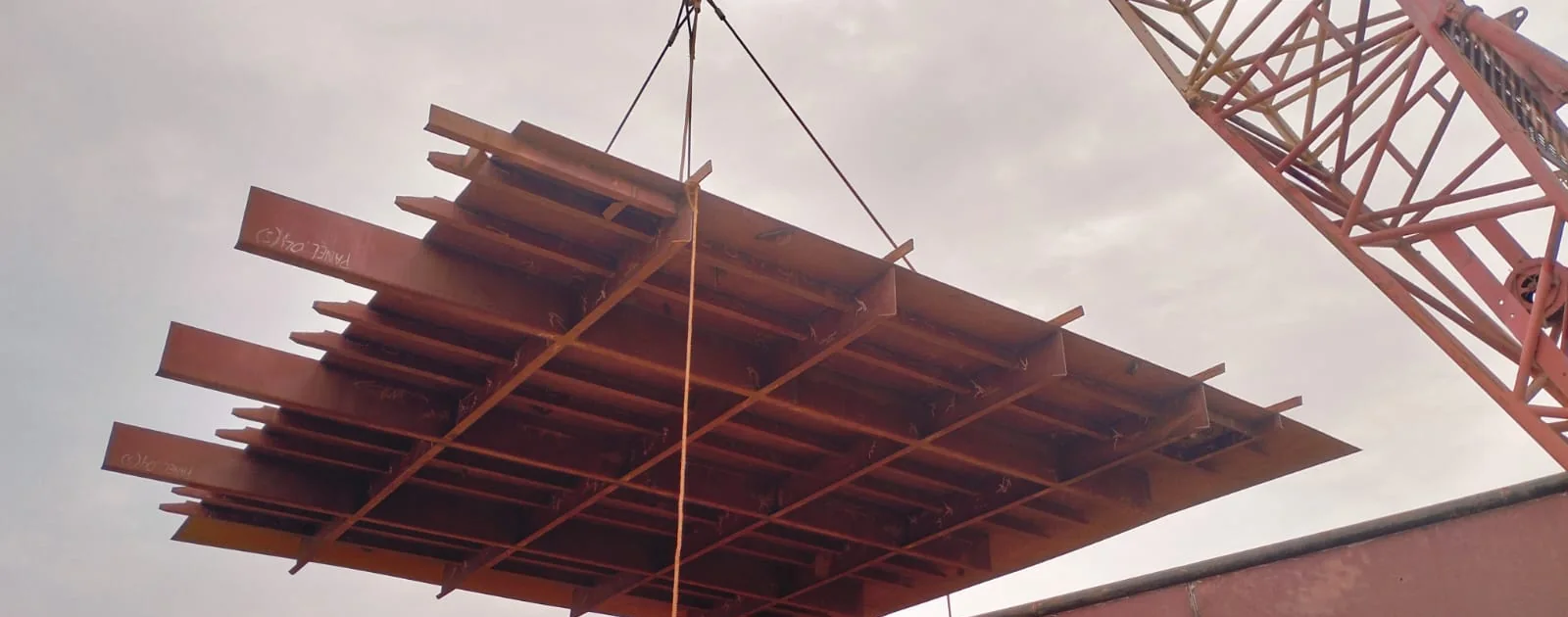 Steel panel lift